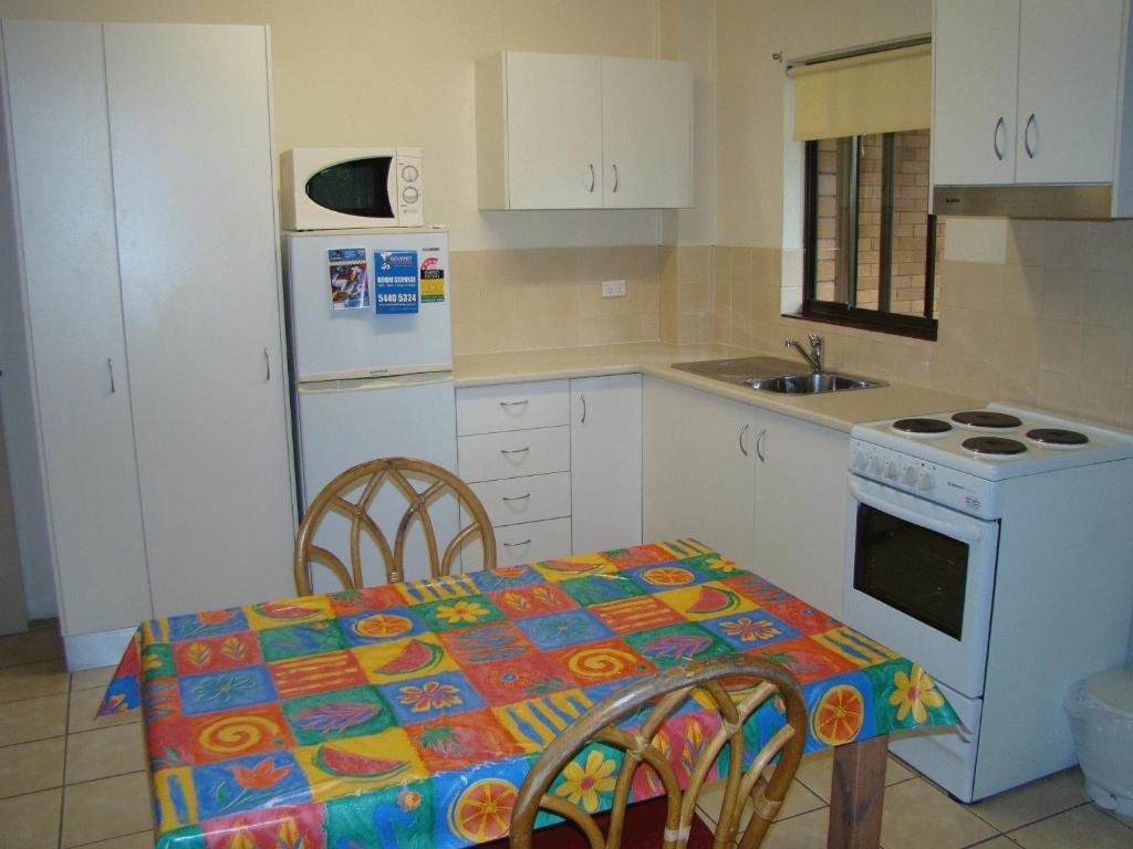 Noosa Yallambee Holiday Apartments 누사빌 외부 사진